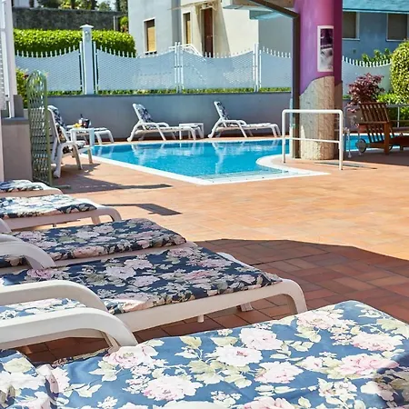 Azzurra Depandance Con Piscina Apartment Desenzano del Garda