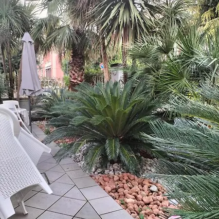 Azzurra Depandance Con Piscina * Desenzano del Garda