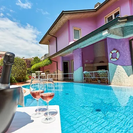 Azzurra Depandance Con Piscina Desenzano del Garda